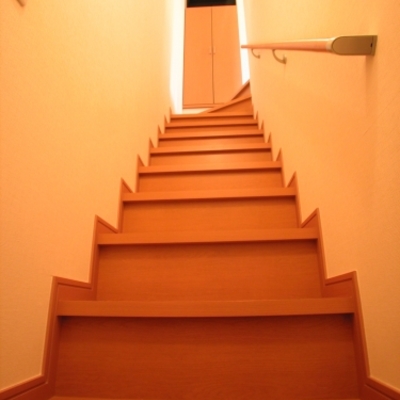 
						階段